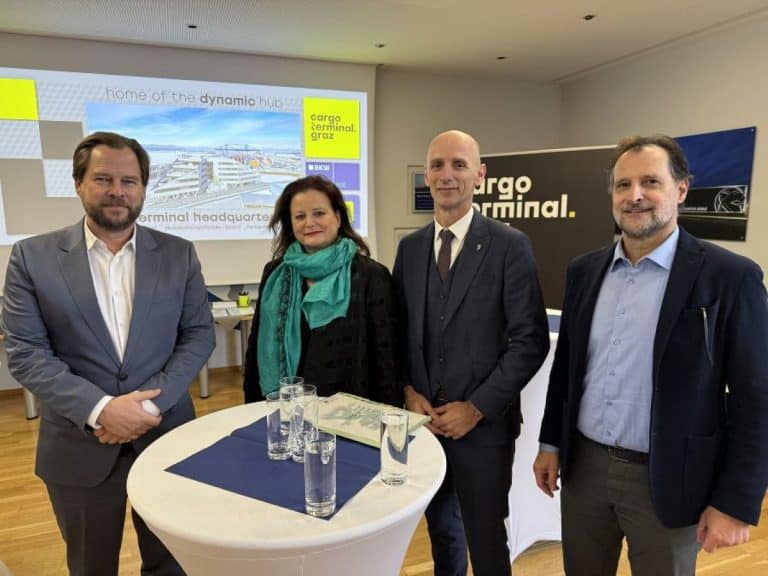 LR Claudia Holzer und LR Willibald Ehrenhöfer mit den Geschäftsführern der Güterterminal Werndorf Projekt GmbH Reinhard Hinrichs (l.) und Heimo Kniechtl (r.). © Land Steiermark