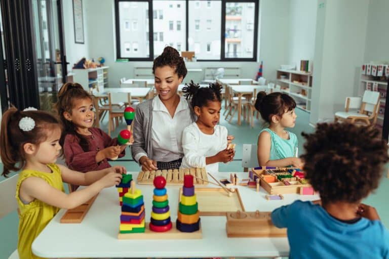 Kindergartenpädagogin-Gehalt 2026 Österreich: Bundesländer, Ausbildung und Zulagen