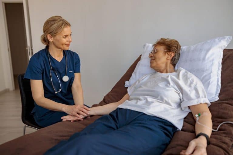 Vor der Bewerbung - Krankenpflege, Gehälter, Job und Details beachten
