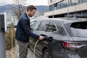 Elektroauto laden - worauf achten? (KI, Symbolbild)